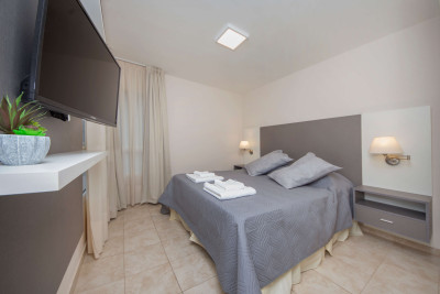 Ob. Trejo y Av. Ambrosio Olmos ( 1 Dormitorio/ Cochera Opcional )
